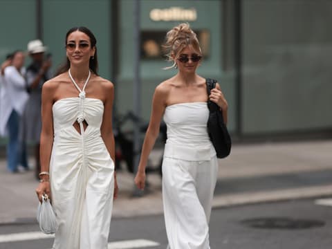 Zwei Frauen in hellen Looks