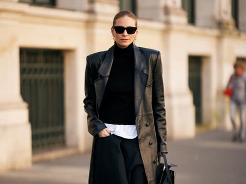 Frau in Ledermantel Streetstyle
