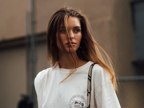 Frau mit offenen Haaren