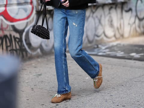 Braune Sneaker sind die Lieblingsschuhe aller Modeprofis im Herbst 2025