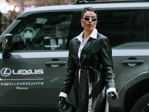 Ledermantel und Hemdbluse Streetstyle Ledermantel und Hemdbluse Streetstyle