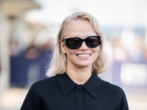 Pamela Anderson in blond
