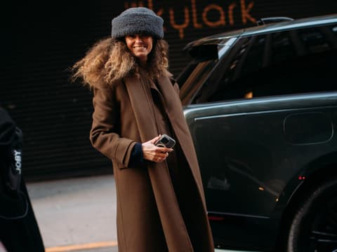 Mantel in Mocha Mousse Streetstyle