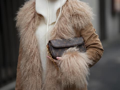 Kein Mantel liegt im Winter 2025/2026 so im Trend wie dieser