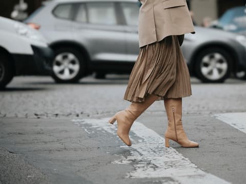 Beigefarbene Stiefel