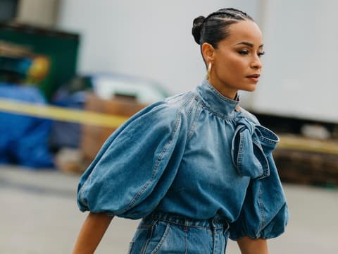 Frau mit Schleifen-Bluse