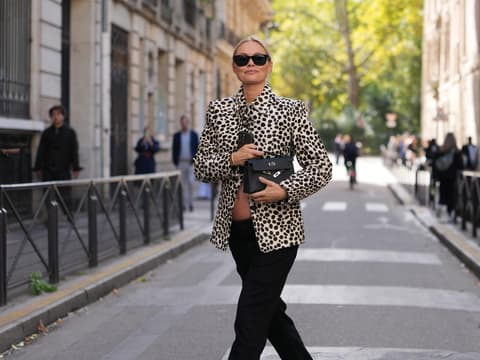 Schuh-Trends 2026: So stylen Pariserinnen Sneaker im Frühling Schuh-Trends 2026: So stylen Pariserinnen Sneaker im Frühling