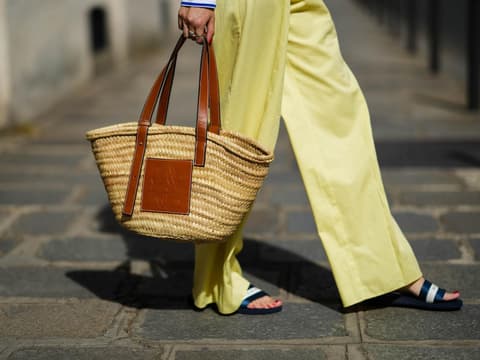 Eine Frau mit einem Shopper aus Bast