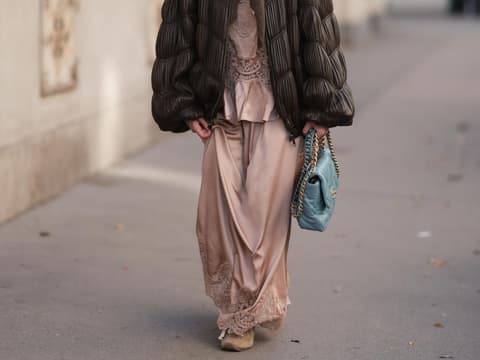 Die Rock-Sneaker-Kombi ist die neue Style-Uniform der Fashion Girls für 2026