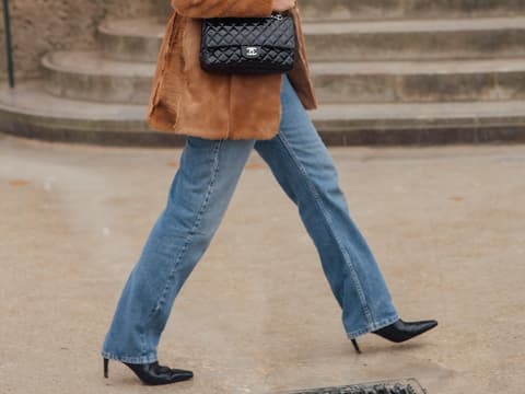 Straight Leg Jeans kombinieren: So funktioniert es