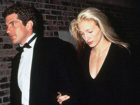 Ein ganz bestimmter Blondton erobert jetzt die Salons und verspricht puren Luxus für eure Mähne. Inspiriert von einer wahren Stil-Ikone kehrt mit "Bessette Blonde" die ultimative Eleganz der 90er-Jahre zurück auf eure Köpfe. Ein ganz bestimmter Blondton erobert jetzt die Salons und verspricht puren Luxus für eure Mähne. Inspiriert von einer wahren Stil-Ikone kehrt mit "Bessette Blonde" die ultimative Eleganz der 90er-Jahre zurück auf eure Köpfe.