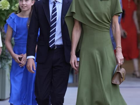 Prinzessin Kate trägt beim Wimbledon Finale die eleganteste Mini-Bag von DeMellier Prinzessin Kate trägt beim Wimbledon Finale die eleganteste Mini-Bag von DeMellier