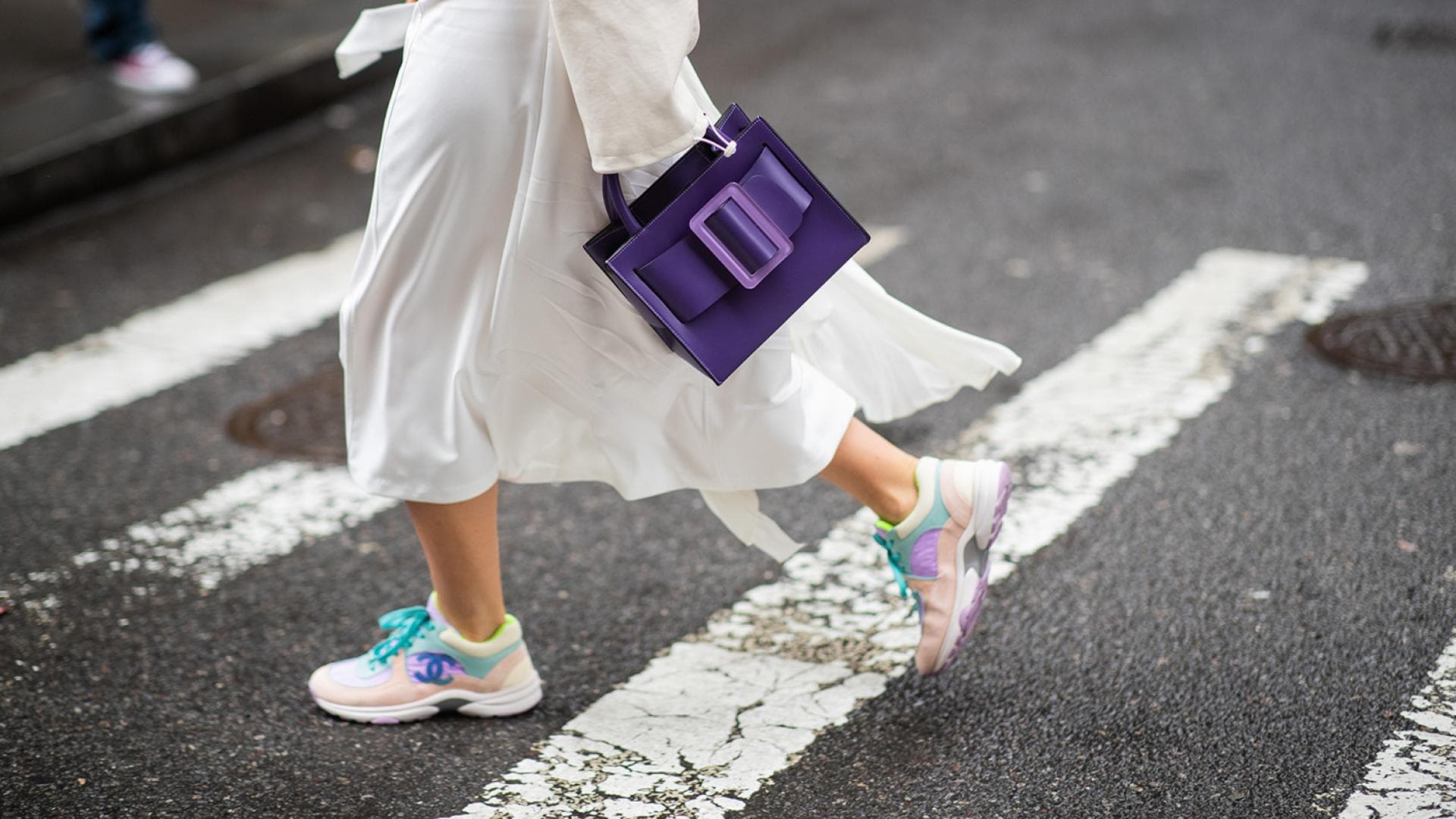 Große Füße: Auf diese Sneaker sollten Frauen dann setzen