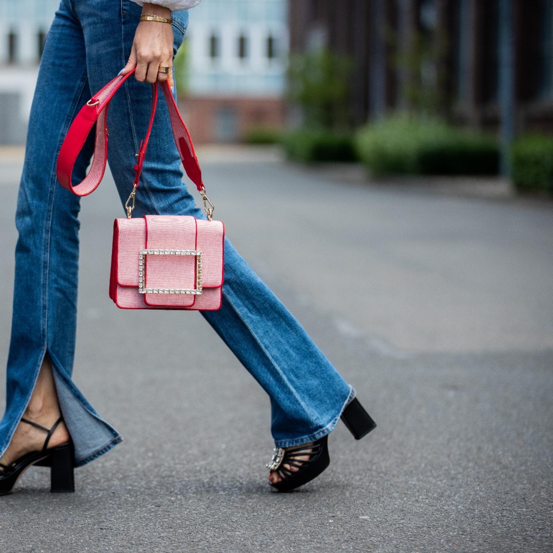 Extra lange Jeans: Diesen Hosentrend 