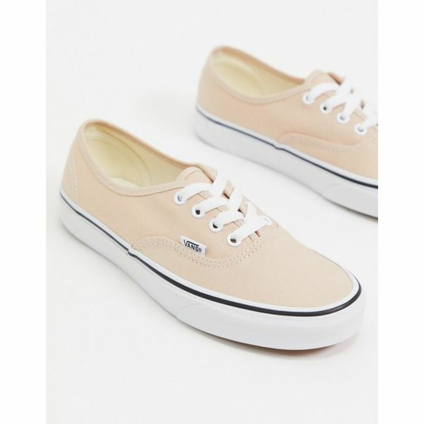 Mode-Trend: Diese cremefarbene Sneaker solltest du im Schrank haben