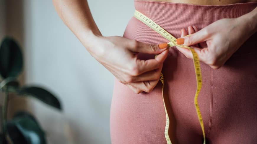 Abnehmen: Mit der 2 + 2 + 4 Formel schmilzt euer Bauchfett im Nu