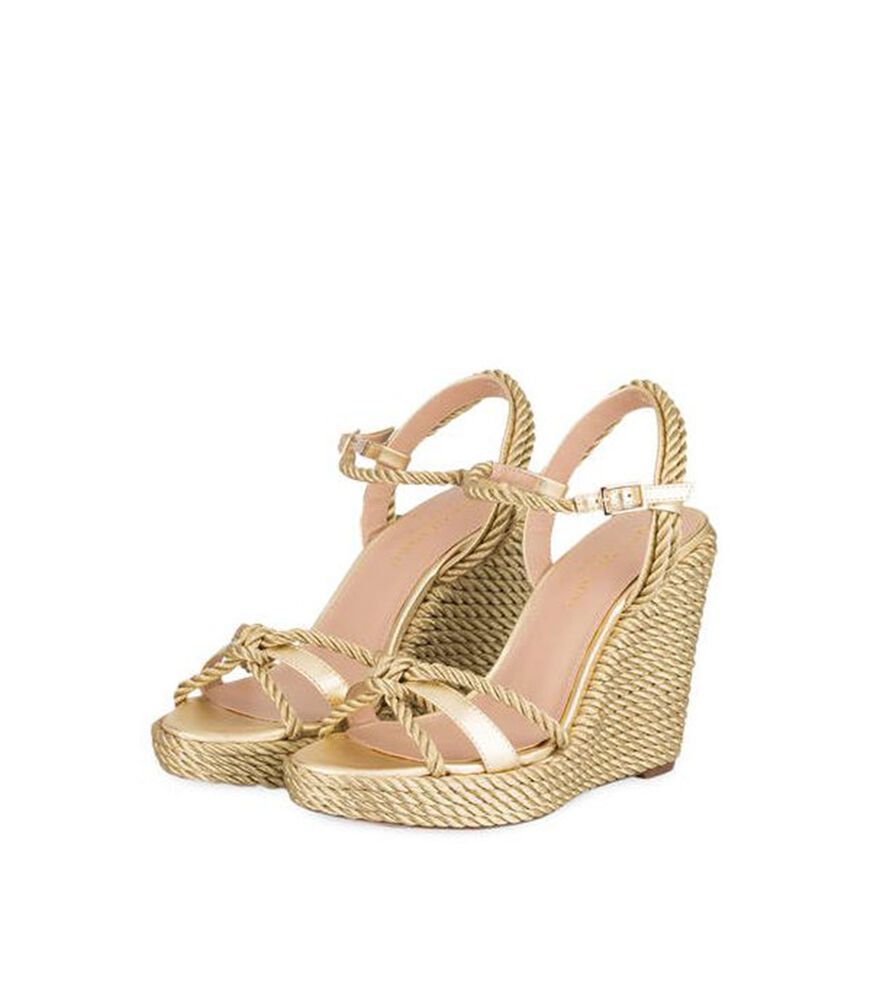 Goldene Sandalen: In diesen Modelle geht es stilvoll durch den Frühling