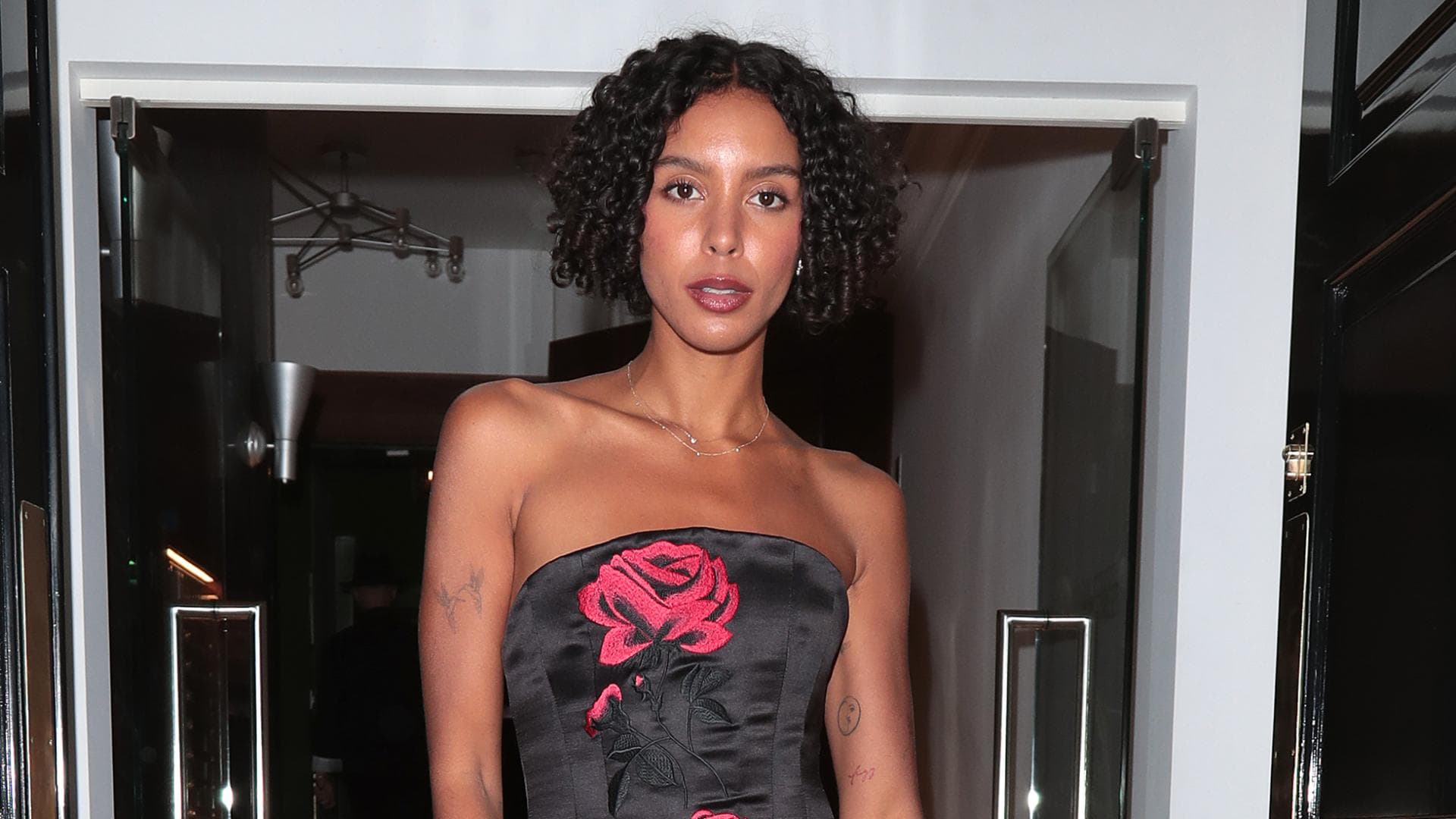 Dieser-tr-gerlose-BH-f-r-eine-gro-e-Oberweite-h-lt-was-er-verspricht