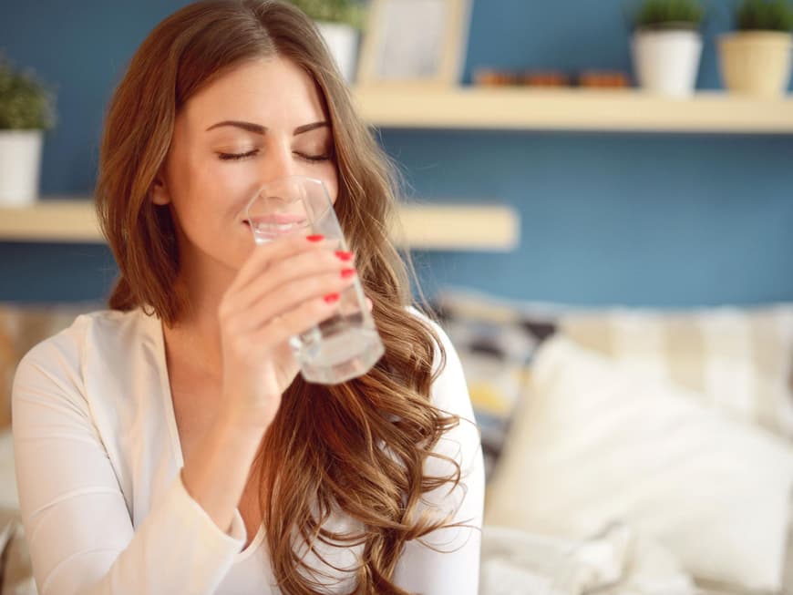 Dieser Fehler beim Wasser trinken macht dick