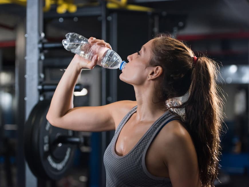 Abnehmen: So viel Liter Wasser solltet ihr täglich trinken