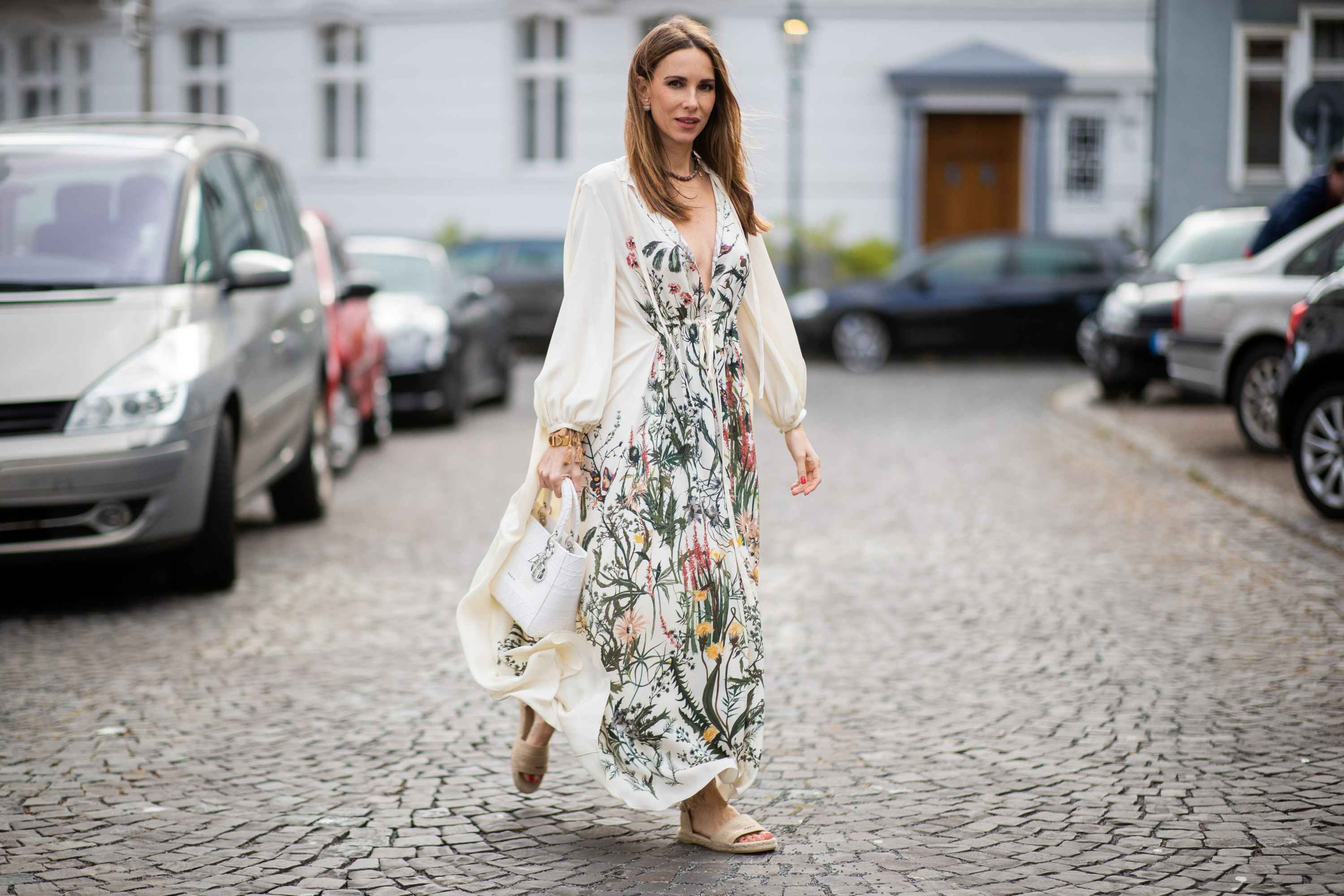 Frauen ab 40: Diese Kleider sind perfekt für die Übergangszeit und sie  schummeln jünger